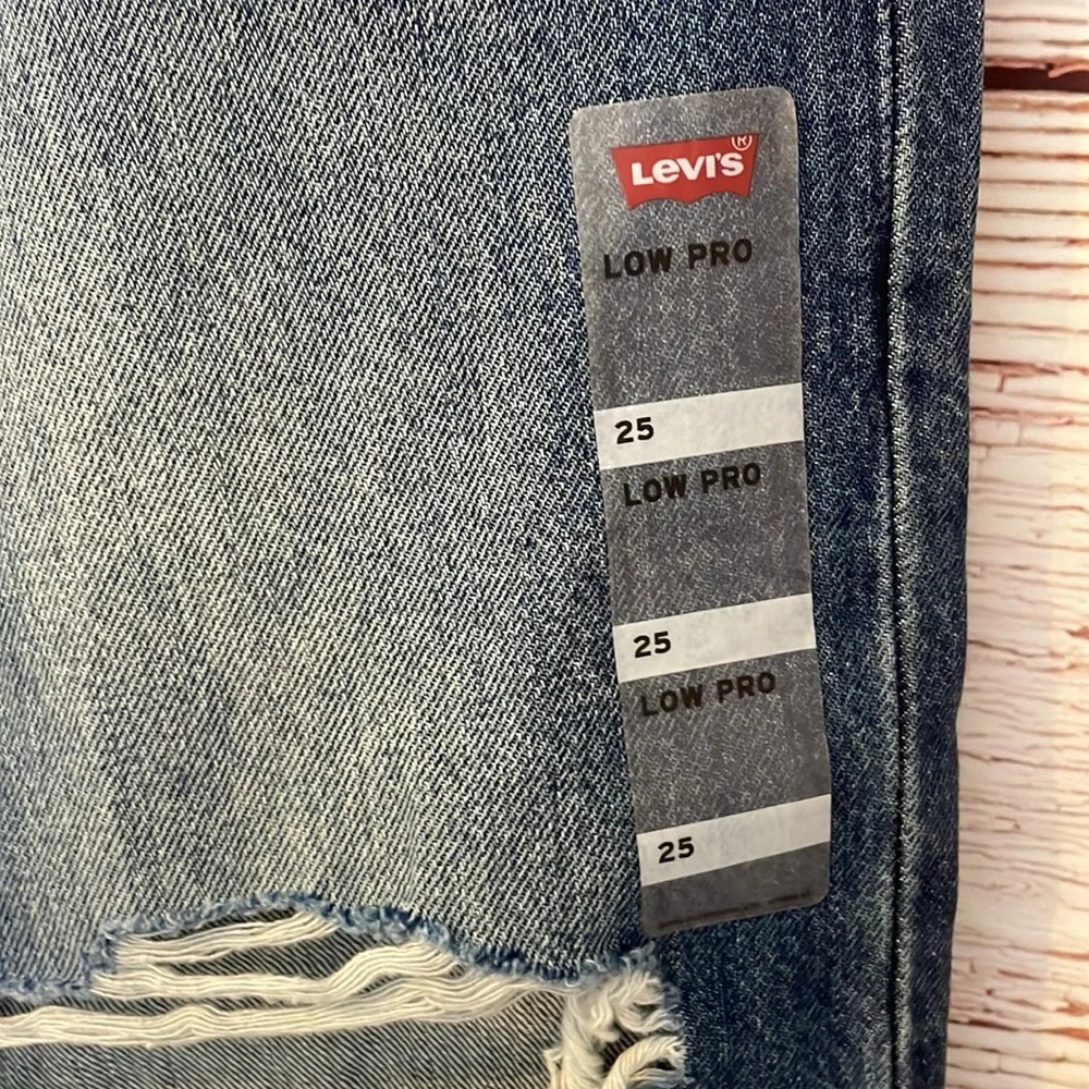 Levis - Picture 2 of 11